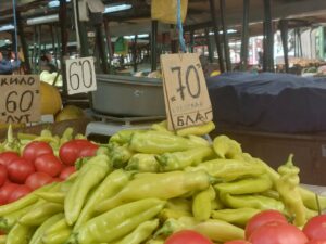 Струмичани ги продаваат доматите за 15 денари
