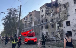 ФОТО | Русија го нападнаа Запорожје: тројца загинаа и 33 се повредени, меѓу кои и деца