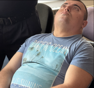 ВИДЕО | Обвинетиот за серија убиства во Старо Нагоричане, со поглед кон таванот во судница и со смеење не му одговара на судијата ниту дали се вика Трајче Бојковски