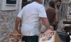 ВИДЕО | Агресивен сопственик на ресторан во Хрватска нападна гости — со дрвени кутии удираше детска количка