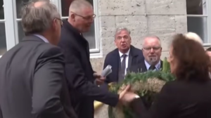 ВИДЕО | Инцидент на годишнината од атентатот врз Хитлер: Потомок на познатиот антифашист се обиде да го отстрани венецот од АФД