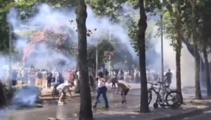 ВИДЕО | Хаос на протестите во Тирана: полицијата удри со водени топови и солзавец кон демонстрантите