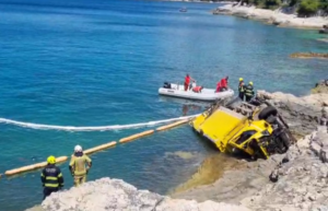 ВИДЕО | Драма на плажа во Хрватска: камион падна во морето, возачот го пренесоа во болница