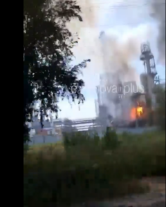 ВИДЕО | Пожар во рафинерија во Сибир по напад со украински дрон