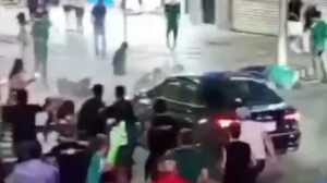 ВОЗНЕМИРУВАЧКО ВИДЕО | Во Мексико убиен возач откако влетал во толпа навивачи, има и повредени