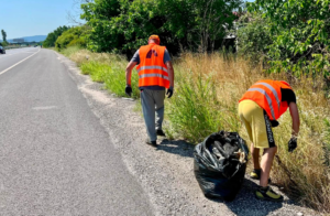 ФОТО | Затвореници чистат покрај патишта низ Македонија — за државата евтин труд, за нив екскурзија