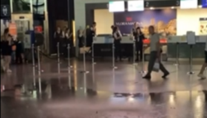 ВИДЕО | Прокисна покривот на Скопскиот аеродром, патниците цапаат во вода