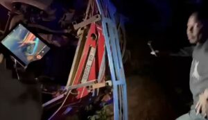 ВИДЕО | Автобус со ученици се преврте во Уганда, најмалку 20 деца загинаа