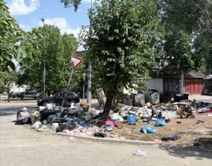 Граѓани од Ченто на мака: Ѓубрето од селата во Гази Баба се собира еднаш неделно, а шест дена се фрла кај контејнерите на последна 45-ка