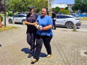 Директорката Асани, осомничена дека ја загадила водата во Гостивар, се појави во судот со шише чиста вода во рацете