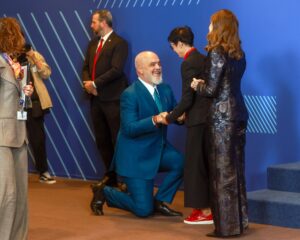 Рама приклештен меѓу ЕУ и зетот на Трамп