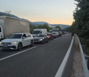 МВР објави детали за несреќата која вчера го затна автопатот Тетово-Скопје: дете е тешко повредено