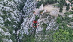 ФОТО | Маж 10 часа висел наопаку меѓу карпи во кањон во Хрватска – го пронашол дрон