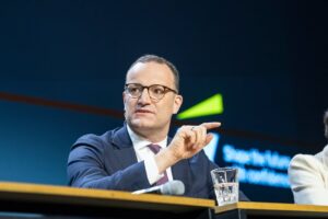 Германски пратеник даде оставка откако доби дете од сурогат мајка