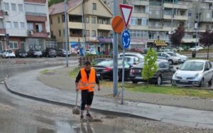 ФОТО | Куманово под вода по поројниот дожд, екипите на терен ги чистат улиците