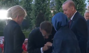 ВИДЕО | Макрон се изрезили среде Анкара – тргна да ѝ ја бакне раката на сопругата на Ердоган, но таа ја повлече