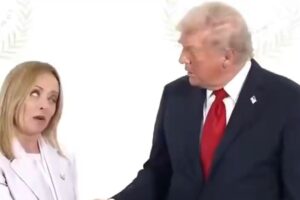 ВИДЕО | Мелони превртуваше со очите на средбата со Трамп – ракувањето беше долго, трпението кратко
