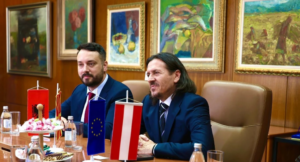 Новиот министер за култура извади албанско знаме на средба со амбасадор, ама го крие на „Фејсбук“