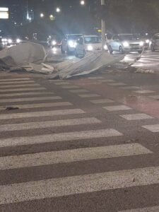 Болниците во Скопје се полнат по невремето — 15 граѓани се повредени, врз нив паѓале дрвја, лим, ќерамиди…