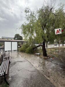 На бројот на итни случаи по невремето се јавиле над 8.000 скопјани, ЦУК ги повикува да бидат трпеливи