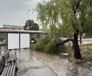 Две жени во неволја и момент на човечка топлина — невремето во Скопје изнедри барем една убава приказна