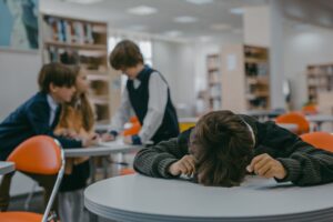 Психијатар предупредува: Родителите кои прават сè наместо децата ги прават ментално послаби