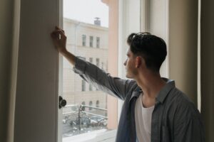 Зошто се чувствуваме виновно додека се релаксираме по дома на сончев ден?