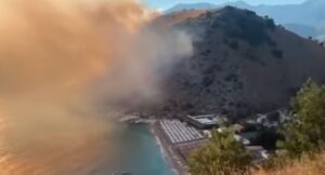 ВИДЕО | Гори кај познатото одморалиште Химара — 170 пожари за 10 дена во Албанија
