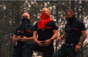 Огнени облаци над Франција: Макрон алармира дека се во најтешка ситуација од Втората светска војна