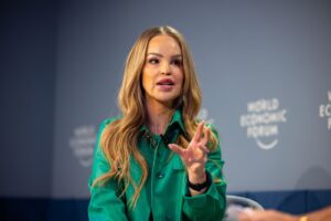 ФОТО | Кејти Пајпер, водителката со изгореници им одговори на оние кои користеле ВИ за да ѝ го „поправат лицето“