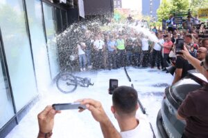 ВИДЕО | Револтирани косовски млекари го „поплавија“ Министерството за земјоделство со млеко