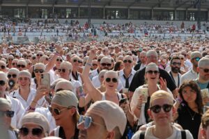 ФОТО | Гинисов рекорд соборен на концерт на Питбул — се собраа повеќе од 22.000 луѓе со „ќелави капи“