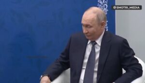 ВИДЕО | Претседателот на Казахстан го изненади Путин: Повика на замрзнување на војната во Украина