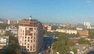 Пожарот на „Јужен булевар“ е под контрола, повреден пожарникар е хоспитализиран во Клинички центар