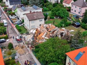 Деветмина повредени, завршил на Интензивна: 93-годишник ја кренал куќата во возух бидејќи не сакал да оди во дом за стари