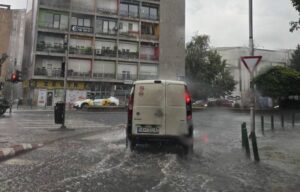 ВИДЕО+ФОТО | Невреме во Скопје, улиците поплавени, сообраќајот во хаос