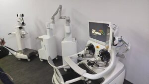 Робот влегува низ устата без рез и отстранува тумори: кинеска компанија ја подготвува хирургијата на иднината