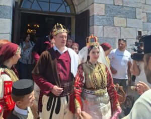 ГАЛЕРИЈА | Александар и Мартина се венчаа на Галичка свадба – зурли, тапани и македонски традиционални обичаи
