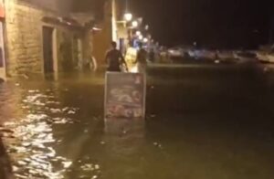 ВИДЕО | Редок феномен на Јадранот ги изненади туристите — морето се повлече и ги остави бродовите на суво