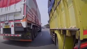 ВИДЕО | Трагедија во Индонезија: камиони згмечија пикап со свадбени гости, 13 загинаа