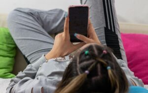 Трендот на забрани продолжува: Јужна Кореја меѓу земјите што планираaт да ги „исечат“ социјалните мрежи за деца под 14 години